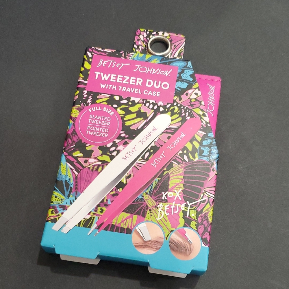 Betsey Johnson full size slanted and pointed tweezer duo with travel case new